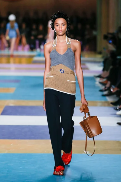 Look 16